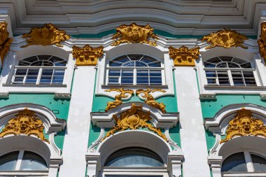 St. Petersburg, Rusya, 23 Temmuz 2021. Şehrin en önemli etkinliklerinden biri, Kış Sarayı 'ndaki State Hermitage Müzesi' nin inşasıdır. Cephe Parçası.