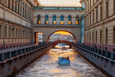 St. Petersburg, Rusya, 24 Temmuz 2021. Moika ve Neva nehirlerini birbirine bağlayan Zimnyaya Kanavka Kanalı 'nın manzarası, Hermitage köprüsü ve günbatımı saatindeki resimli setleri..