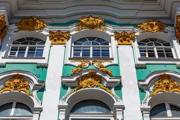 St. Petersburg, Rusya, 23 Temmuz 2021. Şehrin en önemli etkinliklerinden biri, Kış Sarayı 'ndaki State Hermitage Müzesi' nin inşasıdır. Cephe Parçası.