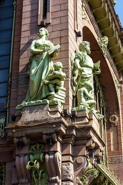 Saint Petersburg, Rusya, 27 Temmuz 2021. Nevsky, şehrin ana caddesidir. Cephe Parçası