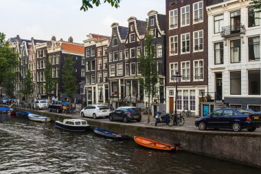 Amsterdam, Hollanda, üzerinde 10 Temmuz 2014. kanal kıyısında evleriyle tipik kentsel görünümü