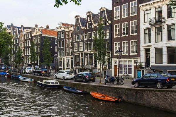 Amsterdam, Hollanda, üzerinde 10 Temmuz 2014. kanal kıyısında evleriyle tipik kentsel görünümü — Stok fotoğraf