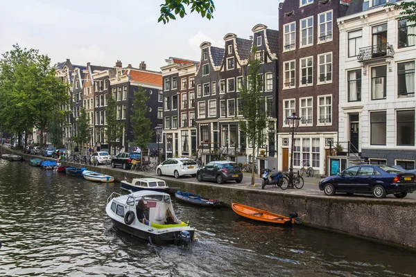 Ámsterdam, Países Bajos, 10 de julio de 2014. Barco a pie se mueve por la costa del canal —  Fotos de Stock