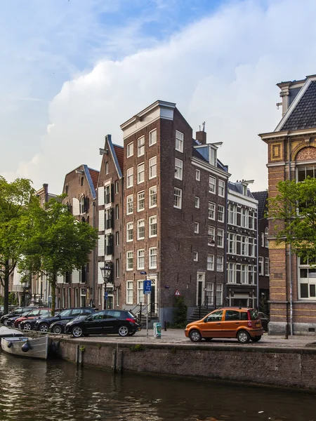 Ámsterdam, Países Bajos, 10 de julio de 2014. Típica vista urbana con casas a orillas del canal — Foto de Stock