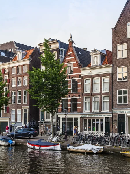 Amsterdam, Pays-Bas, le 10 juillet 2014. Vue urbaine typique avec des maisons sur la rive du canal — Photo