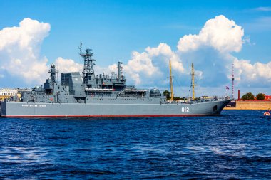 St. Petersburg, Rusya, 23 Temmuz 2021. Neva Nehri manzarası ve set. Savaş gemisi geçit törenini bekliyor.