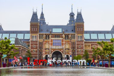 Amsterdam, Hollanda, üzerinde 10 Temmuz 2014. Devlet Müzesi önünde kare ve amsterdam şehir manzaraları birini mektupları