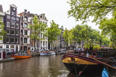 Amsterdam, Hollanda, üzerinde 10 Temmuz 2014. kanal kıyısında evleriyle tipik kentsel görünümü