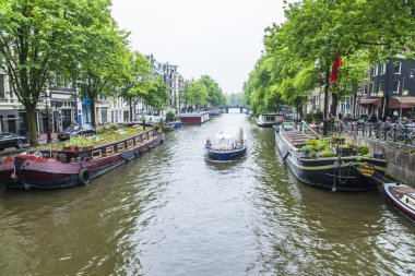 Amsterdam, Hollanda, üzerinde 10 Temmuz 2014. kanal kıyısında evleriyle tipik kentsel görünümü