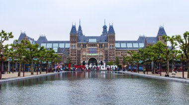 Amsterdam, Hollanda, 9 Temmuz 2014 tarihinde. Devlet Müzesi ve harfleri önünde kare ben amsterdam - bir kentin bilinen yerler