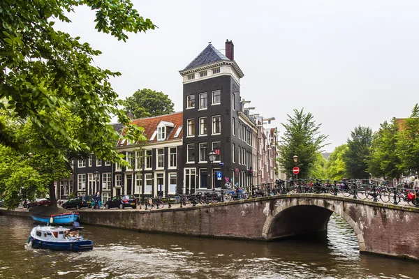 Ámsterdam, Países Bajos, 10 de julio de 2014. Típica vista urbana con casas a orillas del canal — Foto de Stock