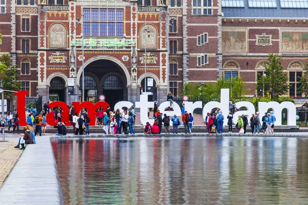 Amsterdam, Pays-Bas, le 10 juillet 2014. Place devant le musée d'Etat et lettres I AMsterdam, l'un des sites touristiques de la ville — Photo