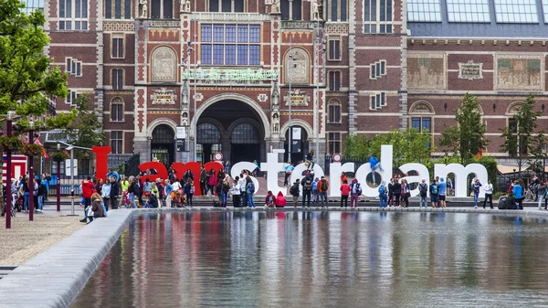 Amsterdam, Pays-Bas, le 9 juillet 2014. La place devant le musée d'État et les lettres I AMsterdam - l'un des sites connus de la ville — Photo