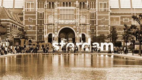 Amsterdam, Pays-Bas, le 9 juillet 2014. La place devant le musée d'État et les lettres I AMsterdam - l'un des sites connus de la ville — Photo