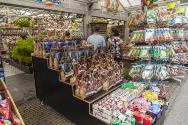 Amsterdam, Hollanda, 8 Temmuz 2014 tarihinde. bitkiler ve tohumlar Amsterdam çiçek pazarında satışı. çiçek pazarı - şehir bilinen yerler