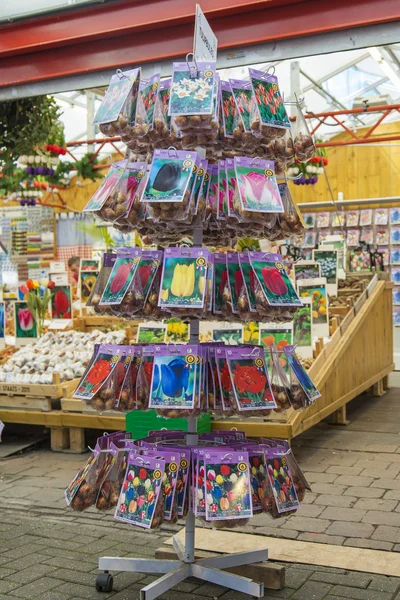 Amsterdam, Holandia, na 8 lipca 2014 roku. sprzedaż roślin i nasiona w targ Amsterdamu. targ kwiatowy - jedną z znanych zabytków miasta — Zdjęcie stockowe