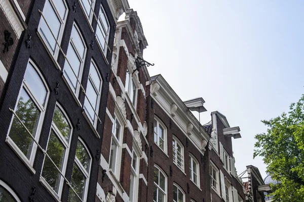 Amsterdam, Netherlands, on July 10, 2014. Typical facade of the old house — Stock Photo, Image