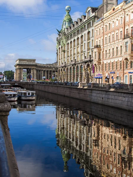 St. petersburg, russland, am 22. juli 2012. der architektonische komplex der gebäude des griboyedov kanaldamms spiegelt sich im wasser — Stockfoto