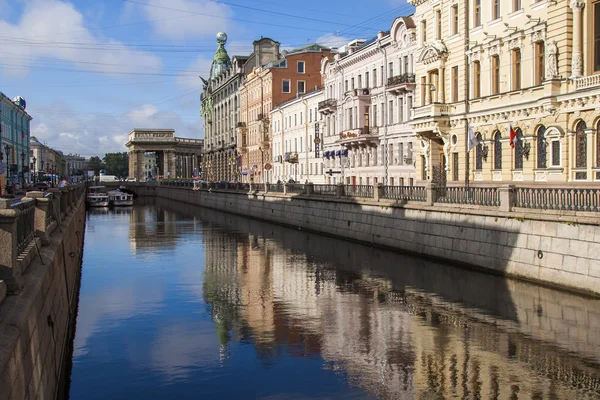 St. petersburg, Rosja, 22 lipca, 2012. architektoniczny kompleks budynków griboyedov kanał nasypu znajduje odzwierciedlenie w wodzie — Zdjęcie stockowe