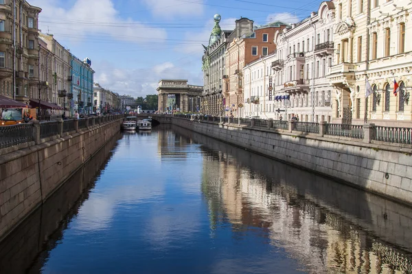 Sankt petersburg, Ryssland, den 22 juli, 2012. arkitektoniskt komplex av byggnader av Gribojedov kanalen vallen återspeglas i vatten — Stockfoto
