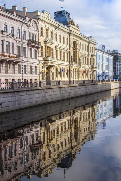 St. Petersburg, Russia, on July 22, 2012. The architectural complex of buildings of Griboyedov Canal Embankment is reflected in water — Stock Photo, Image