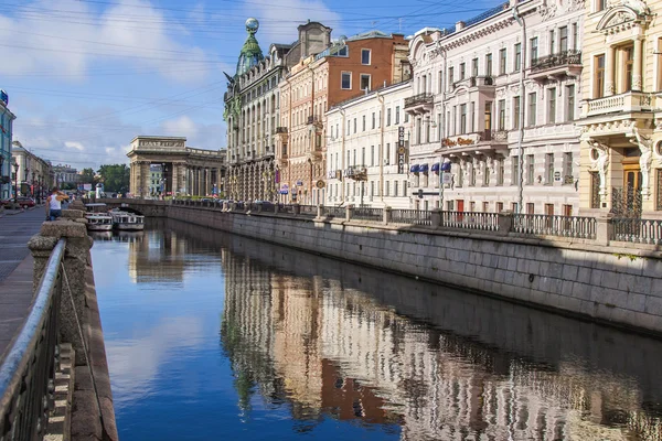 São Petersburgo, Rússia, em 22 de julho de 2012. O complexo arquitetônico de edifícios de Griboyedov Canal Embankment reflete-se na água — Fotografia de Stock