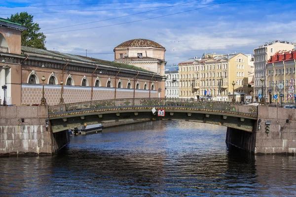 San Petersburgo, Rusia, el 22 de julio de 2012. El puente a través del canal — Foto de Stock