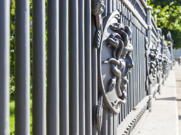 San Pietroburgo, Russia, il 22 luglio 2012. Giardino estivo. Frammento di un reticolo decorativo di una protezione di parco. Il giardino estivo è uno dei luoghi simbolo della città — Foto Stock