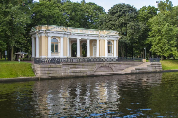 St. Petersburg, Russia, on July 22, 2012. Typical urban view, Channel embankment — Stock Photo, Image