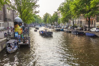 Amsterdam, Hollanda, üzerinde 10 Temmuz 2014. Kanal Sahilde yürüyüş botu hareket