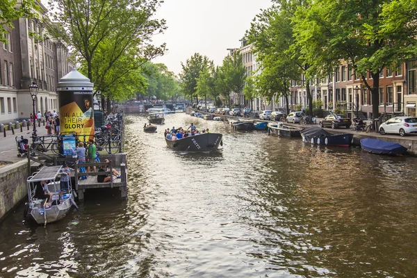 Amsterdam, Netherlands, on July 10, 2014. Walking boat is moving at the channel coast — Stock Photo, Image