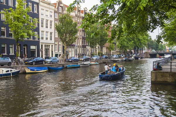 Ámsterdam, Países Bajos, 10 de julio de 2014. Barco a pie se mueven por el canal — Foto de Stock