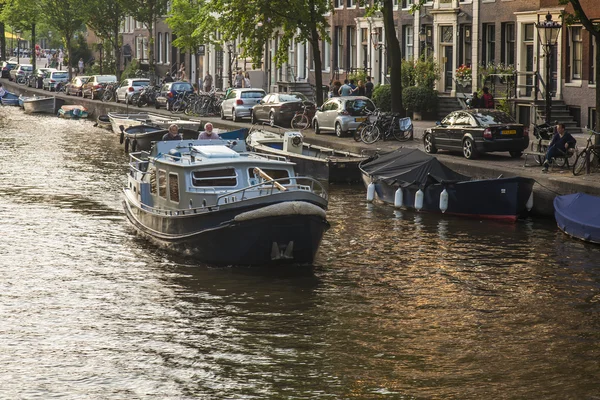 Ámsterdam, Países Bajos, 10 de julio de 2014. Barco a pie se mueven por canal — Foto de Stock