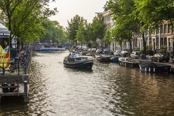 Amsterdam, Netherlands, on July 10, 2014. Walking boat are moving by channel — Stock Photo, Image
