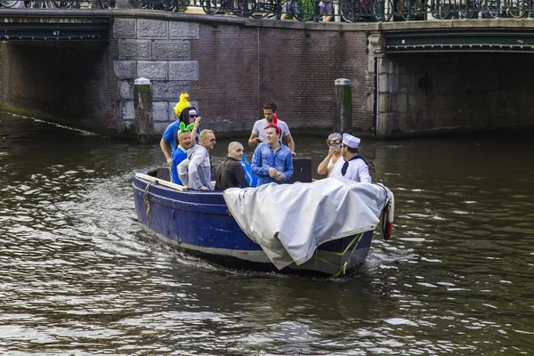 Amsterdam, Paesi Bassi, il 10 luglio 2014. Barca a piedi si muove sulla costa del canale — Foto Stock