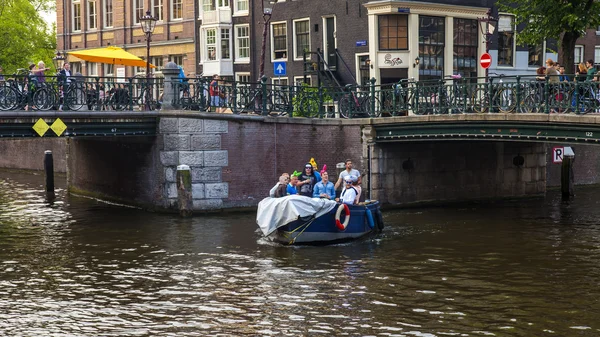 Amsterdam, Netherlands, on July 10, 2014. Walking boat are moving by channel — Stock Photo, Image
