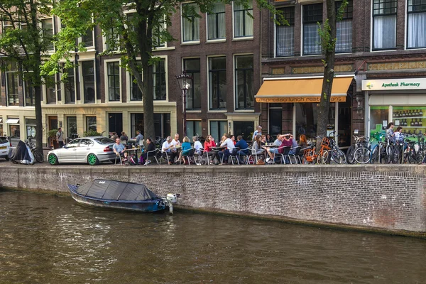 Amsterdam, Nizozemsko, na 10 července 2014. typický městský pohled. kavárna na nábřeží — Stock fotografie