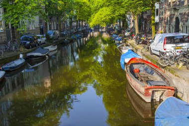 Amsterdam, Hollanda, üzerinde 10 Temmuz 2014. kanal kıyısında eski binalar ile tipik bir kentsel görünümü