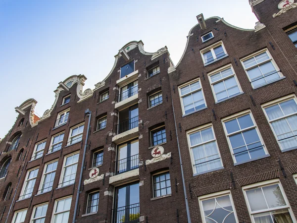 Amsterdam, Paesi Bassi, il 10 luglio 2014. Dettagli architettonici tipici di vecchi edifici — Foto Stock