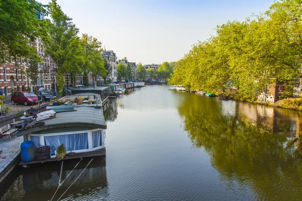 Amsterdam, Nederländerna, den 10 juli 2014. bebodda båtar på kanalen kusten — Stockfoto