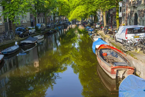 Amsterdam, Netherlands, on July 10, 2014. A typical urban view with old buildings on the bank of the channel — Stock Photo, Image