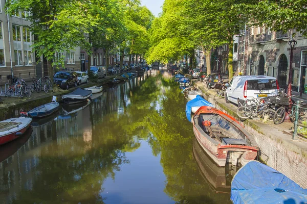 Amsterdam, Nizozemsko, na 10 července 2014. typický městský pohled se starými budovami na břehu kanálu — Stock fotografie