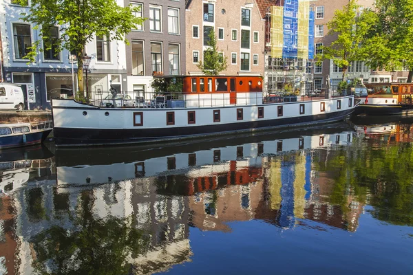 Амстердам, Нидерланды, 10 июля 2014 года. Обитаемые лодки на побережье канала — стоковое фото