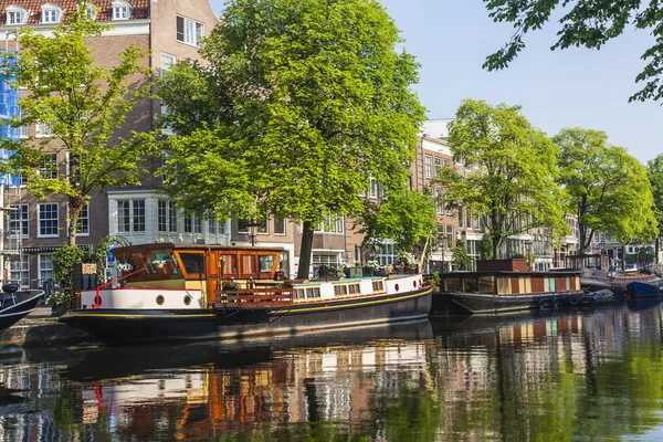阿姆斯特丹，荷兰，2014 年 7 月 10 日。在英吉利海峡海岸居住的小船 — 图库照片