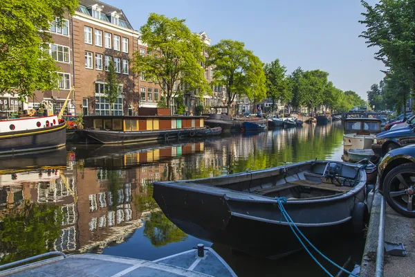 Amsterdam, Netherlands, on July 10, 2014. Inhabited boats at the coast of the channel — Stock Photo, Image