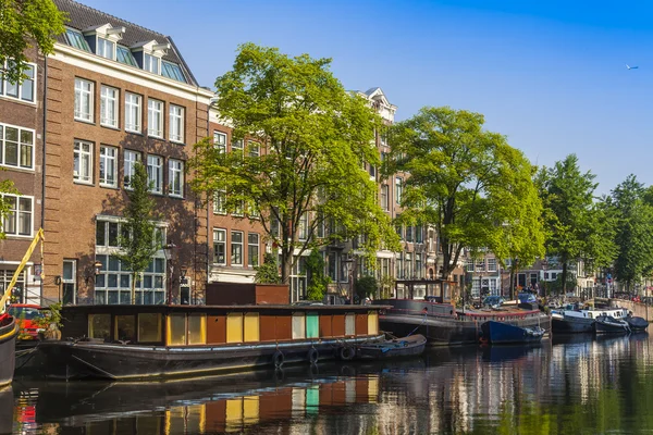 Amsterdam, Pays-Bas, le 10 juillet 2014. Bateaux habités sur la côte du chenal — Photo