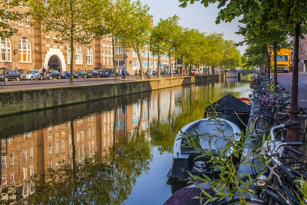 Amsterdam, Netherlands, on July 10, 2014. Inhabited boats at the channel coast — Stock Photo, Image