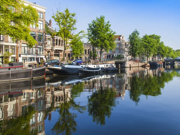 Amsterdam, Netherlands, on July 10, 2014. Inhabited boats at the channel coast — Stock Photo, Image