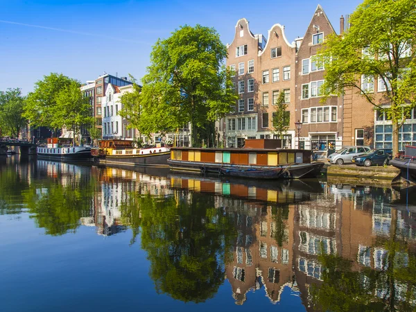 Ámsterdam, Países Bajos, 10 de julio de 2014. Barcos habitados en la costa del canal —  Fotos de Stock