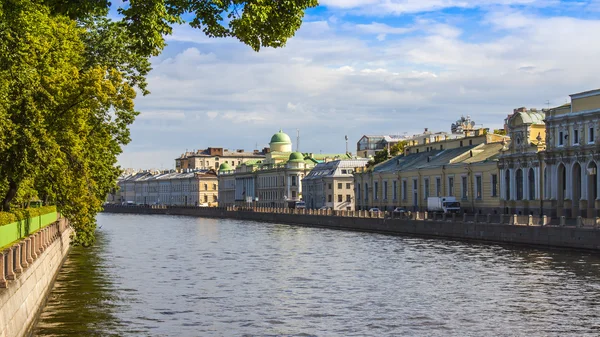 San Petersburgo, Rusia, el 22 de julio de 2012. Una vista urbana típica — Foto de Stock